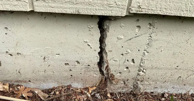 Foundation crack considered during earthquake retrofitting evaluation